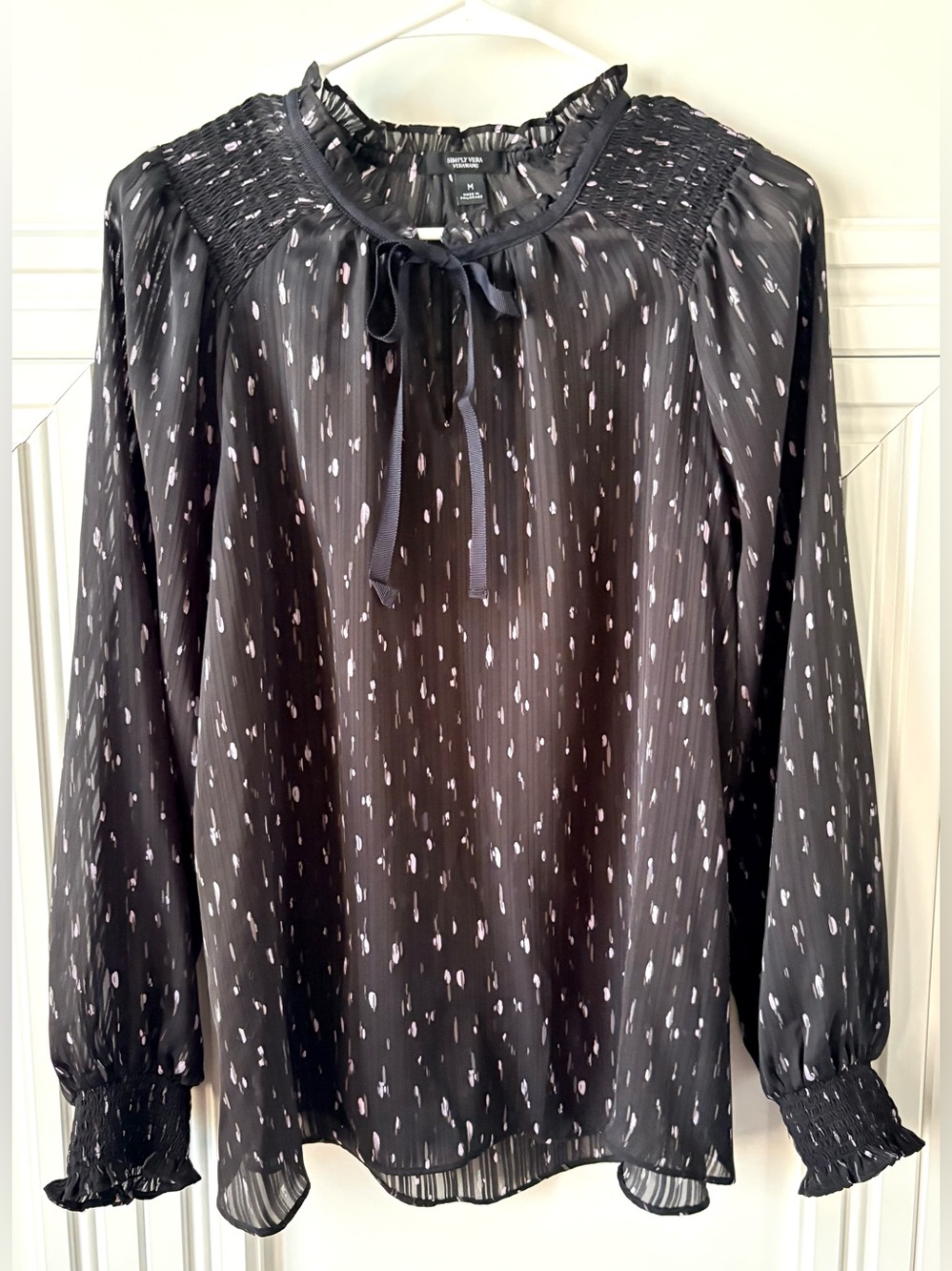🟣 SUPER CUTE VERA WANG BLACK AND LILAC SMOCKED NECK TIE FRONT BLOUSE - MEDIUM 🟣